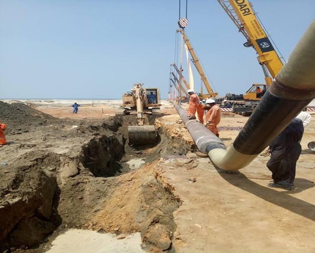 Marine piping in Egypt: TARRADCO crews laying a coated pipeline with tandem cranes on the shore at Port Said