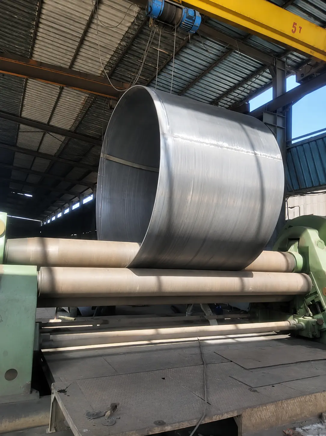 Heavy steel sheet curved in the plate rolling machine