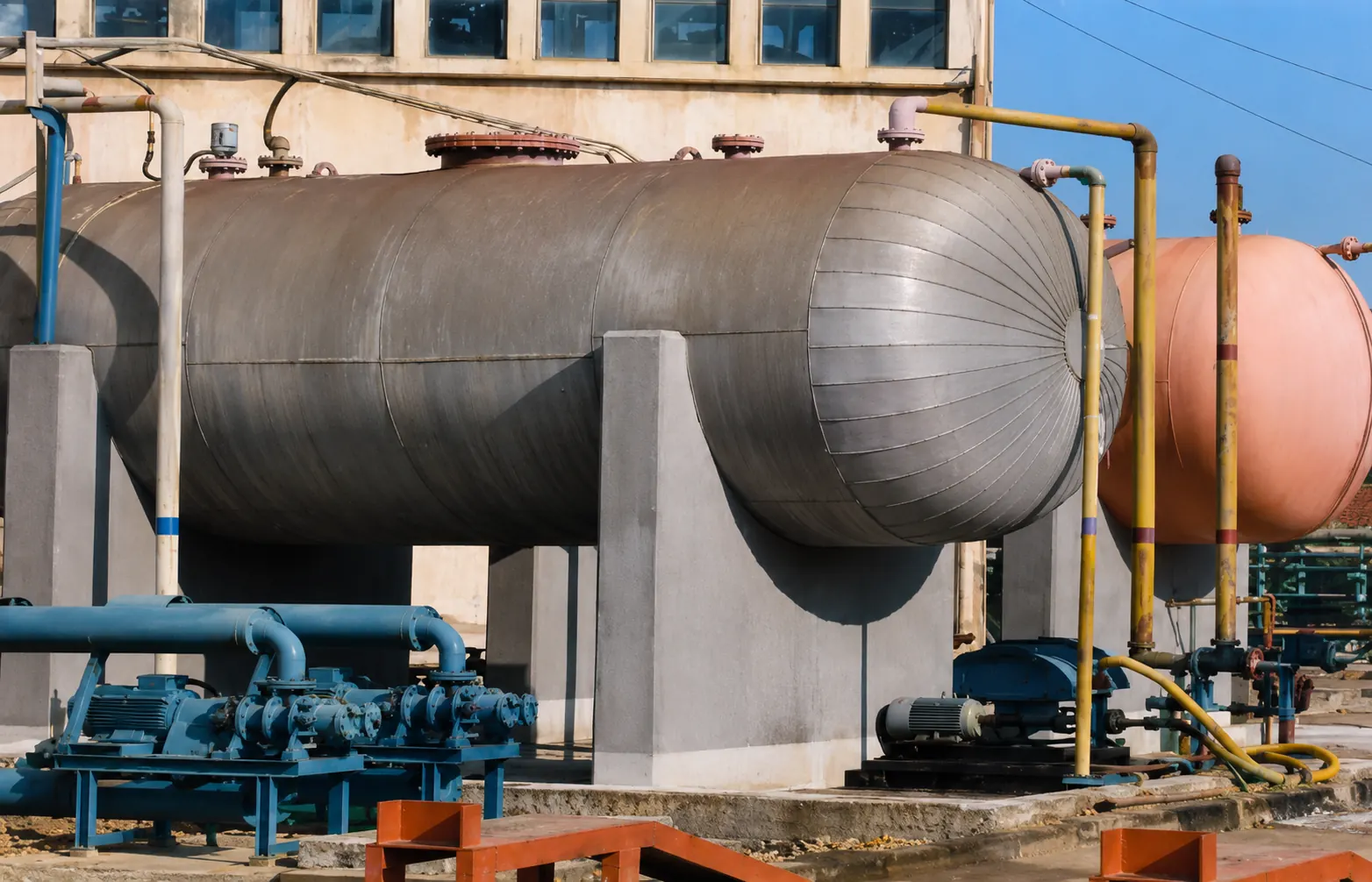 Horizontal pressure vessels installed with pumping and piping station
