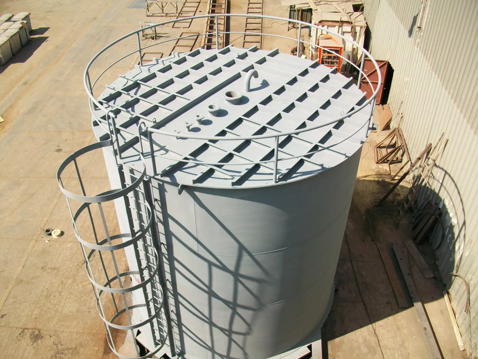 Vertical storage tank roof with handrail and caged access ladder